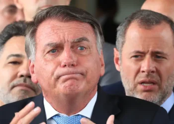 STF autoriza prisão domiciliar de Jair Bolsonaro por 90 dias após internação em Brasília. Medida começa após alta e inclui tornozeleira eletrônica.