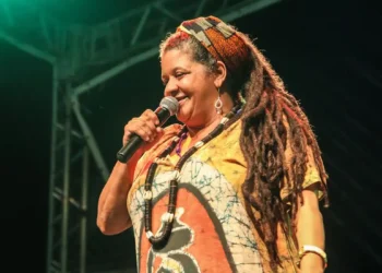 Sonora Brasil conclui sua 27ª edição em Paraty com apresentações gratuitas e lançamento de série documental. Festival celebrou ancestralidade, diversidade e encontros musicais que percorreram o país no biênio 2024-2025.