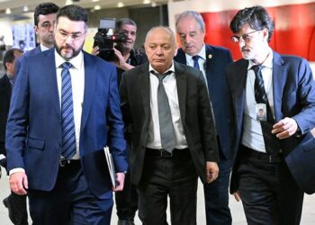 Abraão Lincoln Ferreira, presidente da Confederação da Pesca, é preso por falso testemunho durante a CPMI do INSS. Comissão aponta mentiras sobre vínculos e movimentação de recursos da entidade.