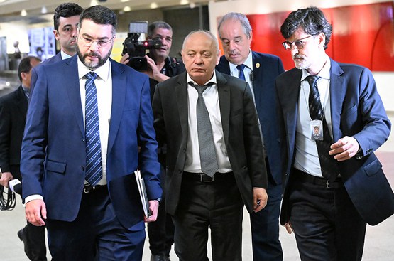 Abraão Lincoln Ferreira, presidente da Confederação da Pesca, é preso por falso testemunho durante a CPMI do INSS. Comissão aponta mentiras sobre vínculos e movimentação de recursos da entidade.