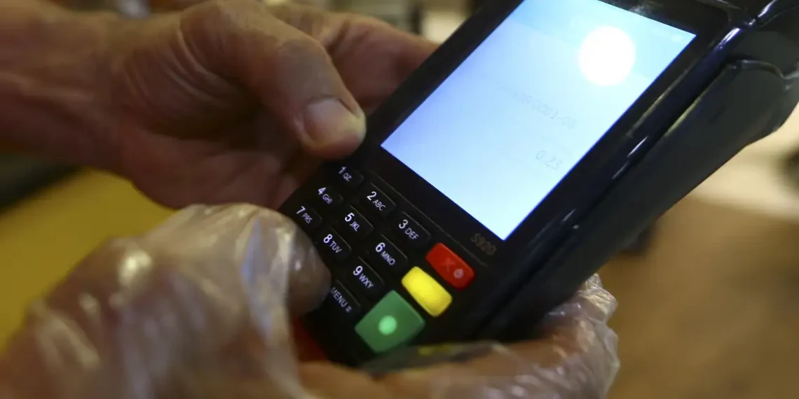O Banco Central publicou novas regras para arranjos de pagamento, responsabilizando bandeiras como Visa e Mastercard pelas transações e reforçando a segurança, a transparência e a prevenção a fraudes no Sistema de Pagamentos Brasileiro (SPB).