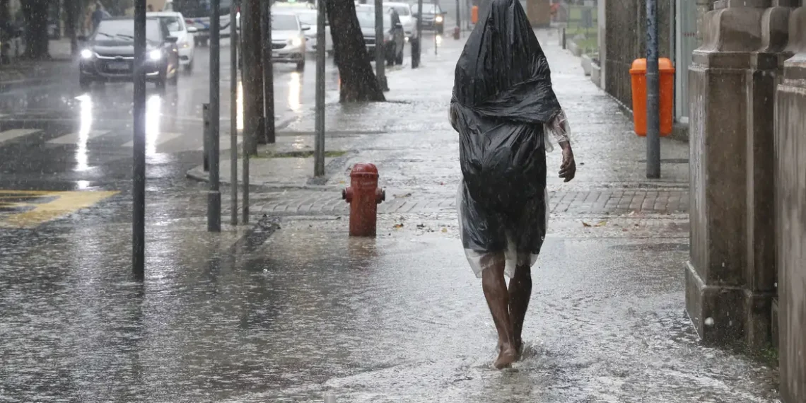 Defesa Civil e Inmet alertam para forte tempestade entre domingo (16) e segunda (17) no Sul, Sudeste e parte do Centro-Oeste. Aviso vermelho prevê chuvas intensas, granizo e formação de ciclone extratropical. Confira riscos e orientações de segurança.