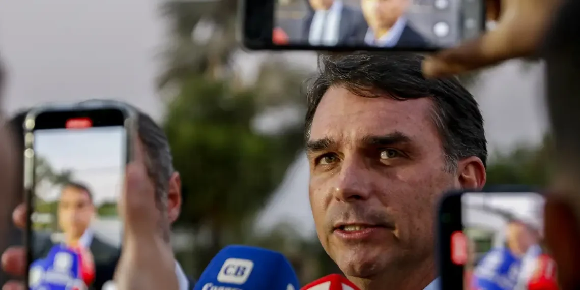 Alexandre de Moraes autorizou que os filhos de Jair Bolsonaro realizem visitas separadas na Superintendência da PF em Brasília. Ex-presidente está preso preventivamente após decisão do STF.