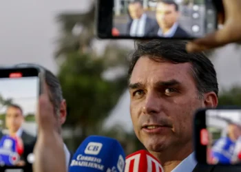 Alexandre de Moraes autorizou que os filhos de Jair Bolsonaro realizem visitas separadas na Superintendência da PF em Brasília. Ex-presidente está preso preventivamente após decisão do STF.