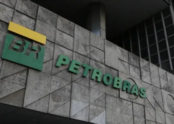 O Conselho de Administração da Petrobras aprovou o pagamento de R$ 12,16 bilhões em dividendos antecipados referentes ao exercício de 2025. Os acionistas receberão em duas parcelas, em fevereiro e março de 2026.