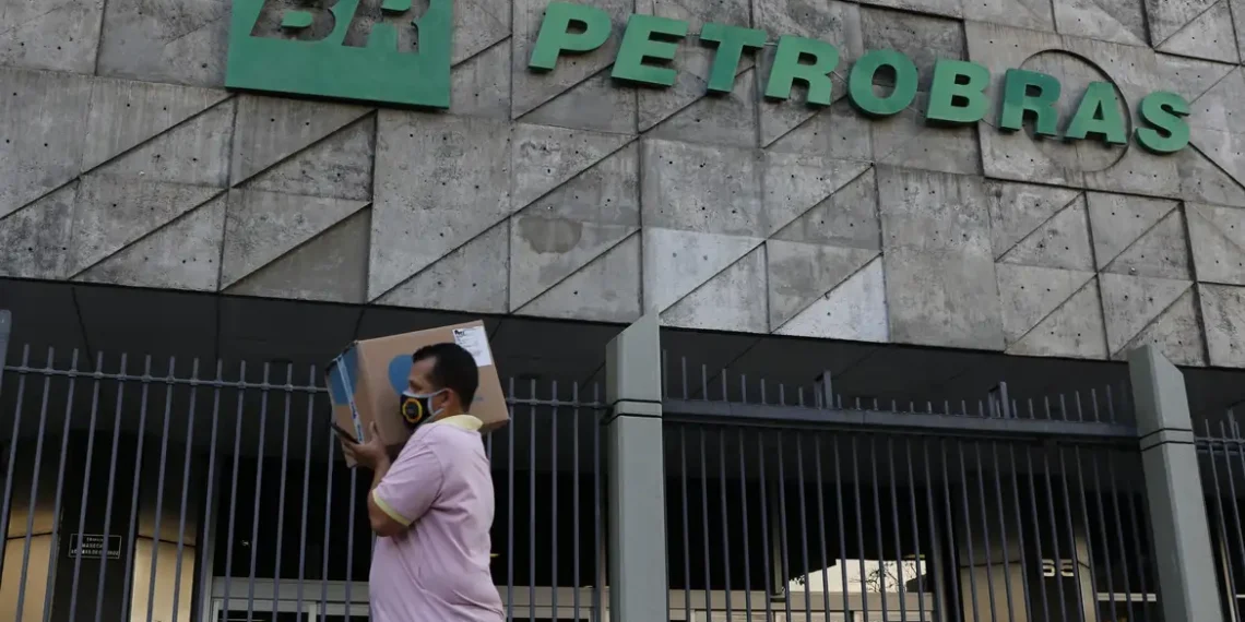Petrobras aprova Plano de Negócios 2026-2030 com investimento de US$ 109 bilhões, foco em transição energética, geração de empregos e contribuição tributária. Estratégia substitui plano 2025-29.