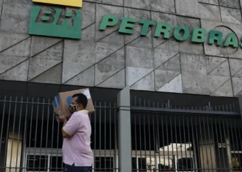 Petrobras aprova Plano de Negócios 2026-2030 com investimento de US$ 109 bilhões, foco em transição energética, geração de empregos e contribuição tributária. Estratégia substitui plano 2025-29.