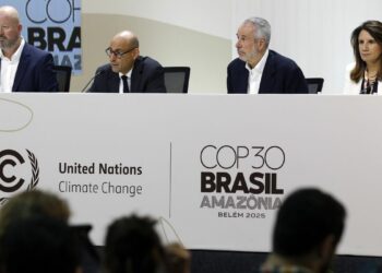 COP30 começa em Belém com 111 itens na agenda de negociações climáticas. Conferência reúne 194 países e UE para discutir financiamento, adaptação e justiça climática até 21 de novembro.