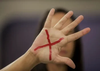 Novo relatório da OMS aponta que 840 milhões de mulheres já sofreram violência ao longo da vida. Estudo cobra governos por ações mais rápidas, mais dados e serviços especializados para enfrentar violência doméstica e sexual.