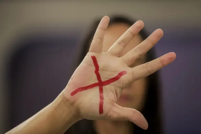 Novo relatório da OMS aponta que 840 milhões de mulheres já sofreram violência ao longo da vida. Estudo cobra governos por ações mais rápidas, mais dados e serviços especializados para enfrentar violência doméstica e sexual.