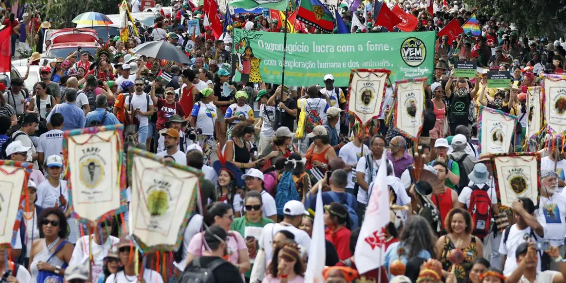 Marcha Mundial pelo Clima reúne 70 mil pessoas em Belém, destaca diversidade amazônica e reforça cobranças por ações climáticas efetivas durante a COP30. Veja os principais destaques do ato.