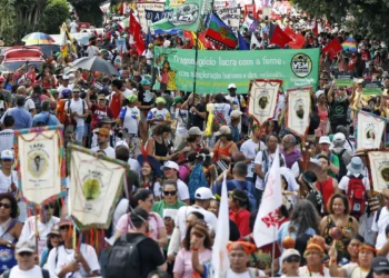 Marcha Mundial pelo Clima reúne 70 mil pessoas em Belém, destaca diversidade amazônica e reforça cobranças por ações climáticas efetivas durante a COP30. Veja os principais destaques do ato.