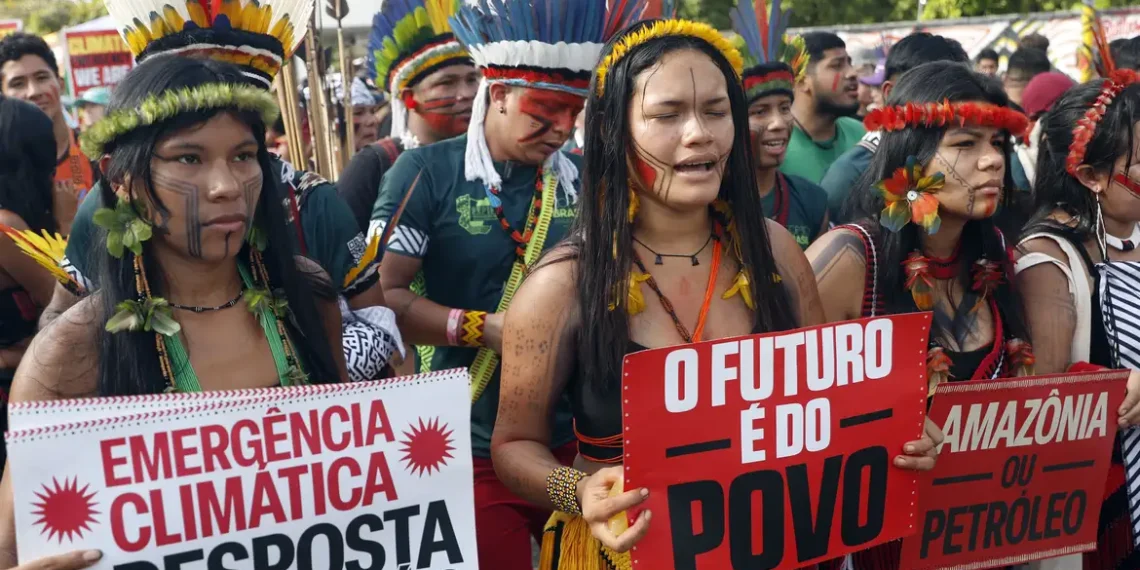 Povos indígenas, ribeirinhos e comunidades tradicionais reivindicam acesso direto ao financiamento climático na COP30, criticando a baixa representatividade nas negociações e o pequeno volume de recursos destinados à proteção da natureza.