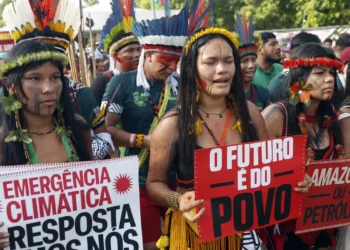 Povos indígenas, ribeirinhos e comunidades tradicionais reivindicam acesso direto ao financiamento climático na COP30, criticando a baixa representatividade nas negociações e o pequeno volume de recursos destinados à proteção da natureza.