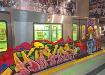 Exposição HIP-HOP 80’sp – São Paulo na Onda do Break, no Sesc 24 de Maio, apresenta mais de 3 mil peças históricas e destaca a contribuição feminina e a evolução do movimento hip-hop no Brasil e no mundo. Aberta até março de 2026.