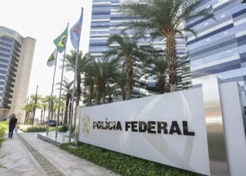 PF identifica dois suspeitos por ataque armado contra indígenas Guarani Kaiowá em Iguatemi (MS). Um suspeito foi preso. Um indígena morreu e quatro ficaram feridos. Caso envolve seguranças privados e disputa territorial.