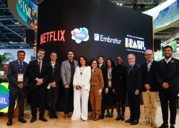 Embratur e Netflix lançam guia virtual que apresenta destinos turísticos do Brasil inspirados em produções nacionais. Primeira fase destaca a Amazônia e será expandida em 2026.