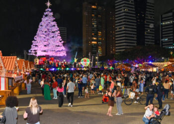 Vila de Natal é inaugurada na Praça do Papa, em Vitória, com cenários iluminados, atrações para todas as idades, pista de patinação no gelo e programação especial. Evento gratuito vai até 5 de janeiro de 2026.