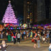 Vila de Natal é inaugurada na Praça do Papa, em Vitória, com cenários iluminados, atrações para todas as idades, pista de patinação no gelo e programação especial. Evento gratuito vai até 5 de janeiro de 2026.
