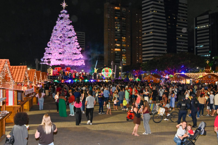 Vila de Natal é inaugurada na Praça do Papa, em Vitória, com cenários iluminados, atrações para todas as idades, pista de patinação no gelo e programação especial. Evento gratuito vai até 5 de janeiro de 2026.
