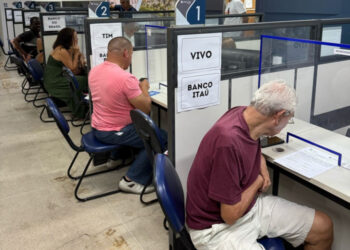 Mutirão Negocia Vix 2025 ajuda moradores de Vitória a renegociar dívidas com descontos, prazos especiais e apoio do Procon para recomeçar com o orçamento em dia.