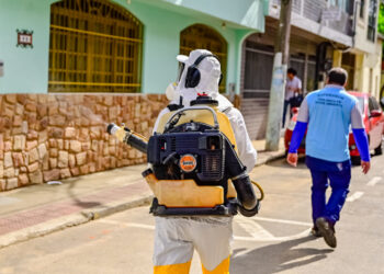 Com a aproximação do verão, Vitória realiza mobilização contra a dengue no bairro Grande Vitória, com visitas domiciliares, limpeza de criadouros e ações educativas para conscientizar moradores.