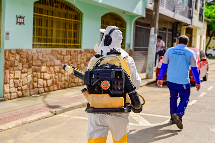 Com a aproximação do verão, Vitória realiza mobilização contra a dengue no bairro Grande Vitória, com visitas domiciliares, limpeza de criadouros e ações educativas para conscientizar moradores.