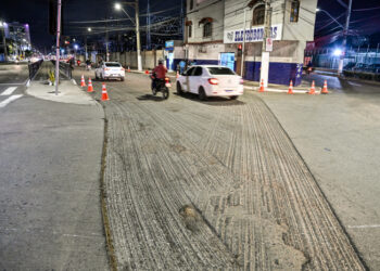 Prefeitura de Vitória finaliza recapeamento de um dos sentidos da Avenida Leitão da Silva. Intervenção noturna integra o AsfaltoVix, que já recuperou 206 km de vias na capital.