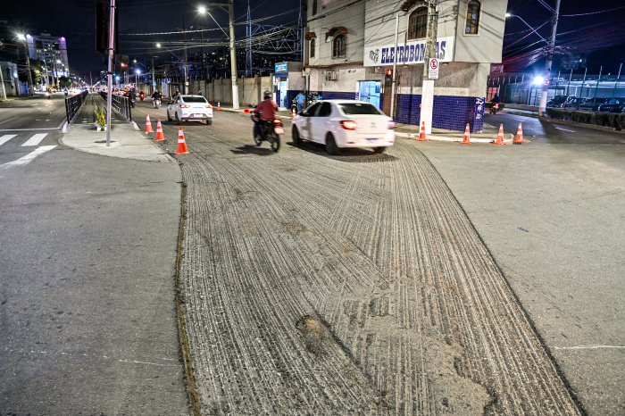Prefeitura de Vitória finaliza recapeamento de um dos sentidos da Avenida Leitão da Silva. Intervenção noturna integra o AsfaltoVix, que já recuperou 206 km de vias na capital.
