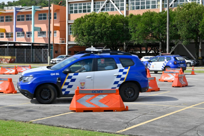 Alunos do Curso de Formação de Guardas de Vitória iniciam aulas de condução operacional, etapa essencial para atuação segura em viaturas e no policiamento viário.