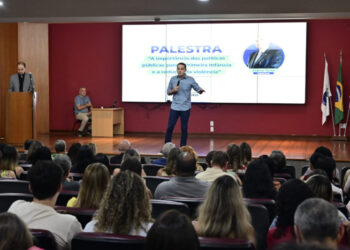 Vitória realizou palestra com o médico e deputado federal Osmar Terra sobre políticas públicas para a primeira infância, reforçando a integração entre secretarias e os investimentos municipais em cuidado, educação integral e prevenção da violência.