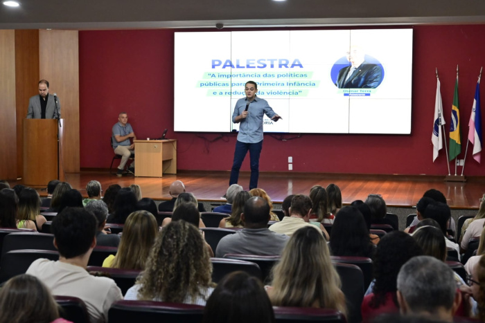 Vitória realizou palestra com o médico e deputado federal Osmar Terra sobre políticas públicas para a primeira infância, reforçando a integração entre secretarias e os investimentos municipais em cuidado, educação integral e prevenção da violência.