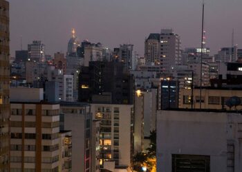 Com redução de 2,39% na energia elétrica, IPCA cai para 0,09% em outubro, menor índice em 27 anos. Inflação acumulada chega a 4,68% em 12 meses.