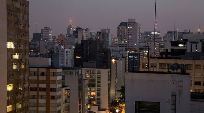 Com redução de 2,39% na energia elétrica, IPCA cai para 0,09% em outubro, menor índice em 27 anos. Inflação acumulada chega a 4,68% em 12 meses.