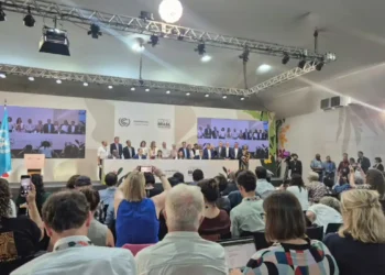 Documento preliminar da COP30 reforça urgência de ações estruturantes para limitar o aquecimento global a 1,5°C, defender transição energética justa, ampliar financiamento climático e garantir participação efetiva de povos tradicionais.
