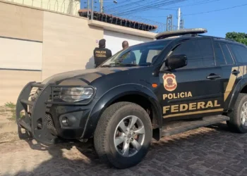 PF investiga suspeita de desvios de R$ 22 milhões em obras de pavimentação ligadas a emendas parlamentares. Operação cumpriu 11 mandados no CE e RN.
