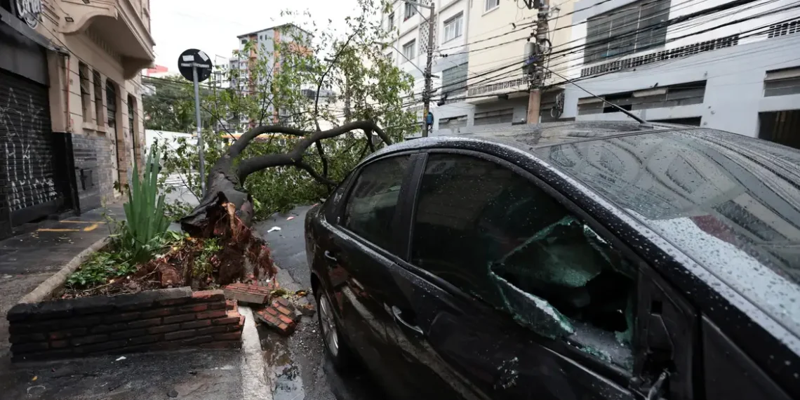 Frente fria provoca instabilidade e chuva forte no Sul, Sudeste e Centro-Oeste nesta segunda-feira. Previsão indica risco de ventos intensos, acumulados elevados e alerta para alagamentos, segundo Inmet e INPE.