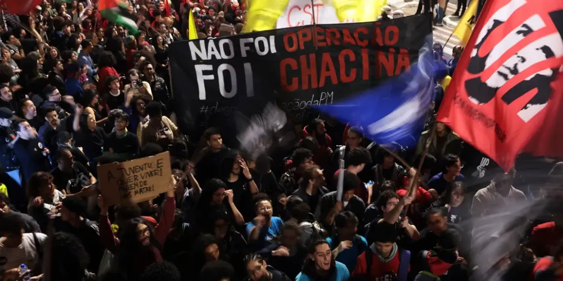 Manifestantes em Rio, São Paulo, Brasília e Maranhão protestam contra a Operação Contenção, que deixou 121 mortos, e pedem investigação independente e justiça pelas vítimas.
