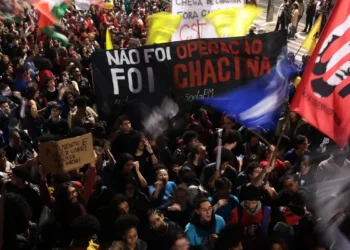 Manifestantes em Rio, São Paulo, Brasília e Maranhão protestam contra a Operação Contenção, que deixou 121 mortos, e pedem investigação independente e justiça pelas vítimas.