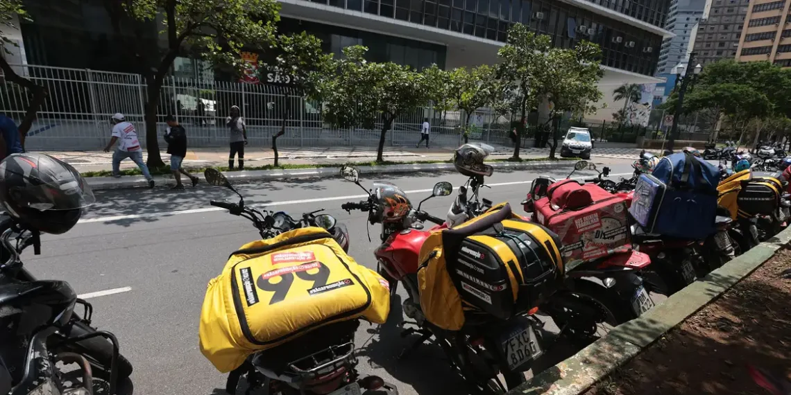 Prefeitura de São Paulo recorre para adiar a liberação do mototáxi e pede 120 dias extras ao TJ-SP. Gestão quer audiências públicas, novos estudos e ampliar a rede de urgência antes de liberar o serviço.