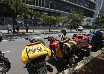 Prefeitura de São Paulo recorre para adiar a liberação do mototáxi e pede 120 dias extras ao TJ-SP. Gestão quer audiências públicas, novos estudos e ampliar a rede de urgência antes de liberar o serviço.