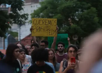 Cineastas e produtores protestam contra o PL 8.889/2017, que regula o streaming no Brasil. Setor afirma que proposta ameaça o audiovisual independente e favorece grandes plataformas estrangeiras.