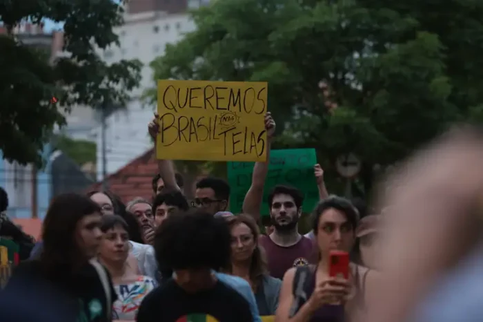 Cineastas e produtores protestam contra o PL 8.889/2017, que regula o streaming no Brasil. Setor afirma que proposta ameaça o audiovisual independente e favorece grandes plataformas estrangeiras.