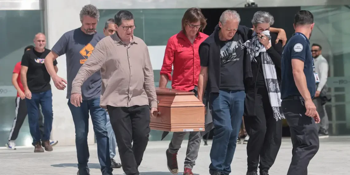 Políticos e familiares prestam homenagens a Paulo Frateschi, ex-deputado estadual e fundador do PT, durante velório na Alesp. O ministro Fernando Haddad e o presidente Lula destacaram seu legado na luta pela democracia.
