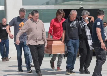 Políticos e familiares prestam homenagens a Paulo Frateschi, ex-deputado estadual e fundador do PT, durante velório na Alesp. O ministro Fernando Haddad e o presidente Lula destacaram seu legado na luta pela democracia.