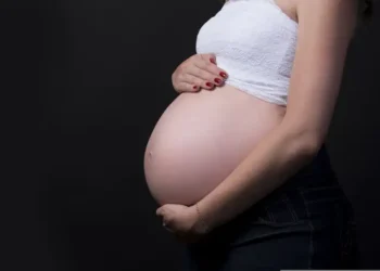Estudo da Fiocruz revela que gestantes em municípios vulneráveis têm 68% mais risco de perder o bebê. Pesquisa aponta desigualdade no acesso à saúde e defende políticas públicas específicas.