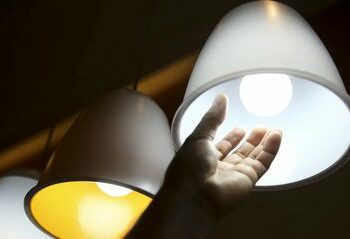 A Aneel estuda modernizar as tarifas de energia elétrica, tornando a Tarifa Branca — que varia conforme o horário de consumo — a opção padrão para grandes consumidores. A medida busca economia na conta de luz e maior eficiência no uso da energia limpa.