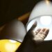 A Aneel estuda modernizar as tarifas de energia elétrica, tornando a Tarifa Branca — que varia conforme o horário de consumo — a opção padrão para grandes consumidores. A medida busca economia na conta de luz e maior eficiência no uso da energia limpa.