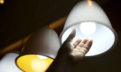A Aneel estuda modernizar as tarifas de energia elétrica, tornando a Tarifa Branca — que varia conforme o horário de consumo — a opção padrão para grandes consumidores. A medida busca economia na conta de luz e maior eficiência no uso da energia limpa.