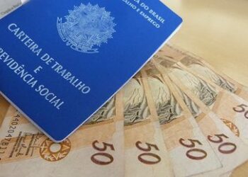 Trabalhadores formais têm direito ao 13º salário, pago em duas parcelas até 30 de novembro e 20 de dezembro. Veja regras, cálculo e situações específicas.
